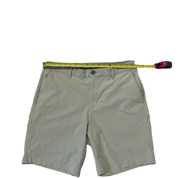 Tommy Bahama Men's Size 34X9 Stone Khaki Chip Shot 10" Performance Golf Shorts - Picture 7 of 7